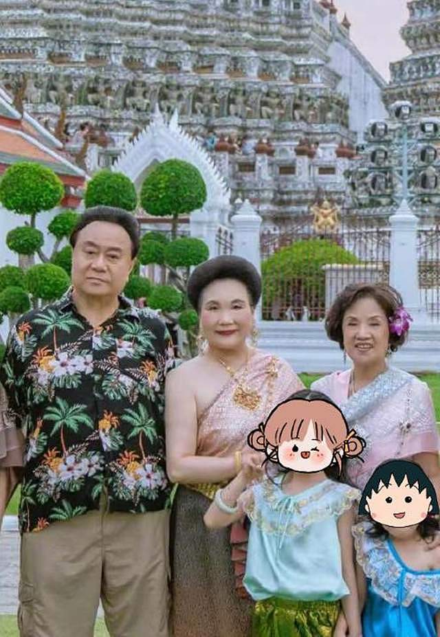 秦昊一家五口度假，伊能静少女打扮但很显胖，走哪都带公婆真孝顺（组图） - 4