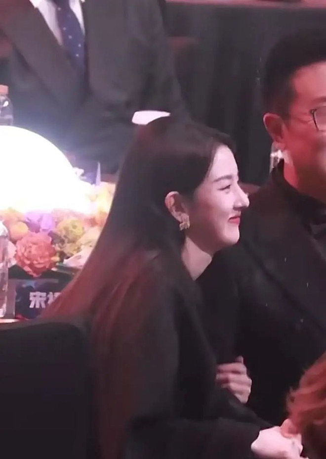 56岁林永健摸宋祖儿手拍大腿,网友:难怪她能复出(组图) - 5