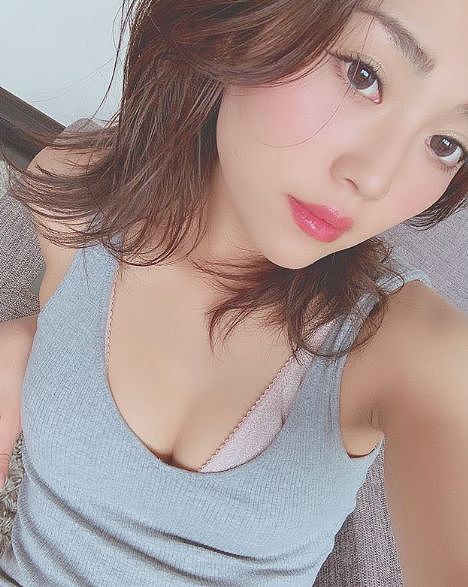 【美女】岛国妹子街头“内衣外露”被采访,网友扒出她的性感翘臀照,这身材你喜欢吗?(组图) - 21