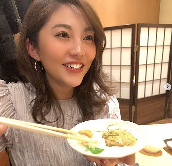 【美女】岛国妹子街头“内衣外露”被采访,网友扒出她的性感翘臀照,这身材你喜欢吗?(组图) - 18