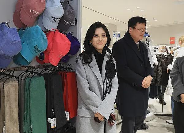 55岁三星长公主走路要人扶、白发藏不住？人间富贵花背后辛酸多…（组图） - 3