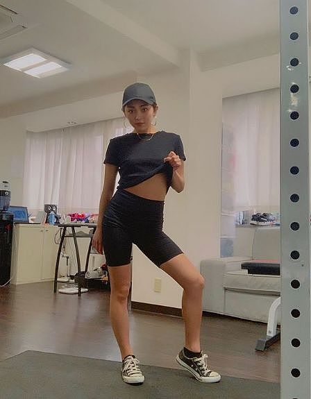 【美女】岛国妹子街头“内衣外露”被采访,网友扒出她的性感翘臀照,这身材你喜欢吗?(组图) - 22