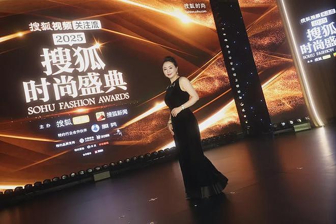 搜狐红毯谁赢了？75岁刘晓庆状态震撼全家，和胡兵走创意秀场绝了（组图） - 1