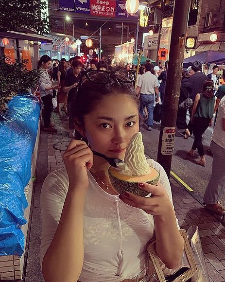 【美女】岛国妹子街头“内衣外露”被采访,网友扒出她的性感翘臀照,这身材你喜欢吗?(组图) - 19