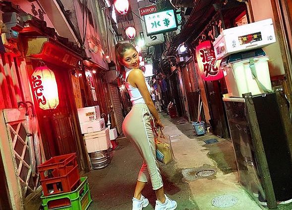 【美女】岛国妹子街头“内衣外露”被采访,网友扒出她的性感翘臀照,这身材你喜欢吗?(组图) - 13