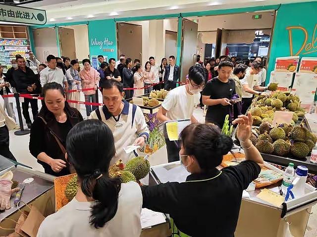 海南封关首日太疯狂！1.5吨马来西亚榴莲1小时抢空，价格直降一半（组图） - 1