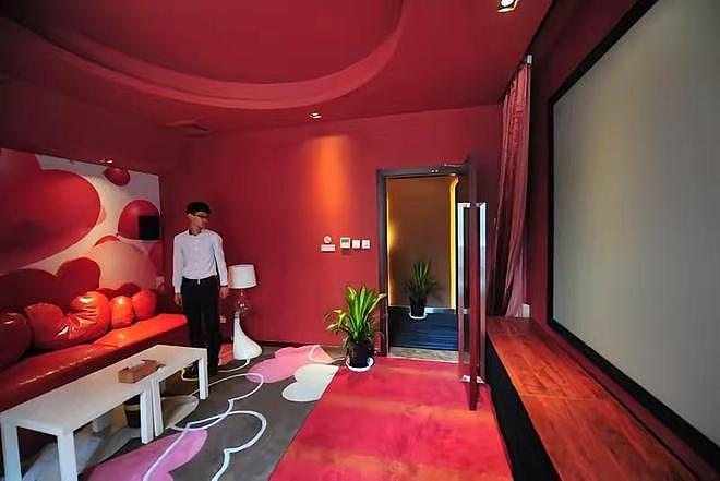 暗访中国多地私人影院,被推荐299元女孩陪侍套餐,可暴力撕丝袜带走过夜(组图) - 7