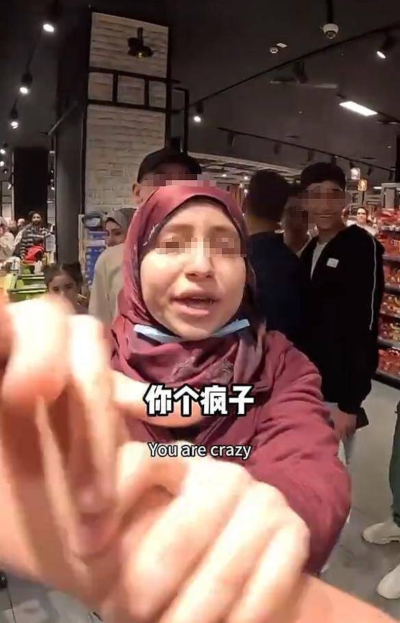 俩中国女生埃及游，与当地5人互殴，完胜后获围观者竖拇指（组图） - 1