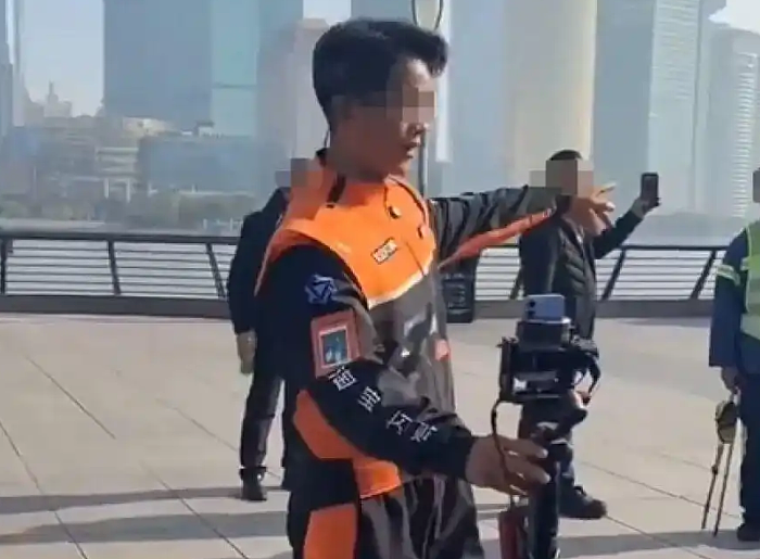 网红外滩直播影响秩序,煽动观众“人肉”保安,警方通报(组图) - 2