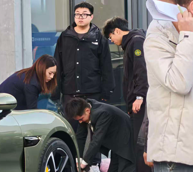 小米SU7刚交车就撞死业务员，中国网友叹：真的出好多事故（图） - 1