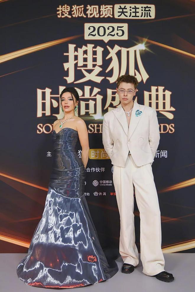 搜狐红毯谁赢了？75岁刘晓庆状态震撼全家，和胡兵走创意秀场绝了（组图） - 26