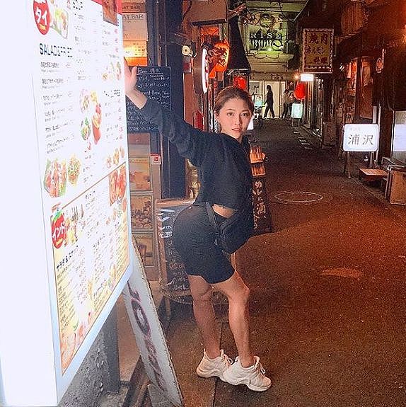 【美女】岛国妹子街头“内衣外露”被采访,网友扒出她的性感翘臀照,这身材你喜欢吗?(组图) - 14