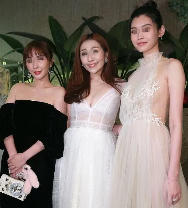 恭喜又怀三胎？奚梦瑶一家被偶遇老公搀扶，稳坐阔太地位婆家超宠！（组图） - 25