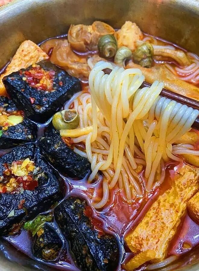 女大学生偷外卖吃到排泄物后猛踹外卖柜，加料过程和监控曝光正脸后被群嘲（组图） - 1