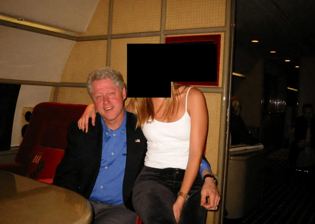 数十万页爱泼斯坦文件公开！克林顿几近全裸与神秘女郎泡澡， 杰克逊首次现身（组图） - 5
