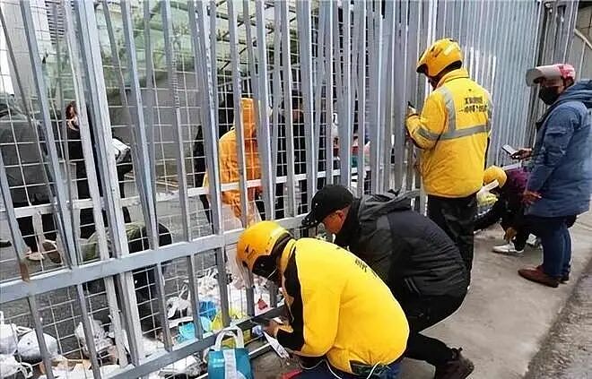 女大学生偷外卖吃到排泄物后猛踹外卖柜，加料过程和监控曝光正脸后被群嘲（组图） - 8