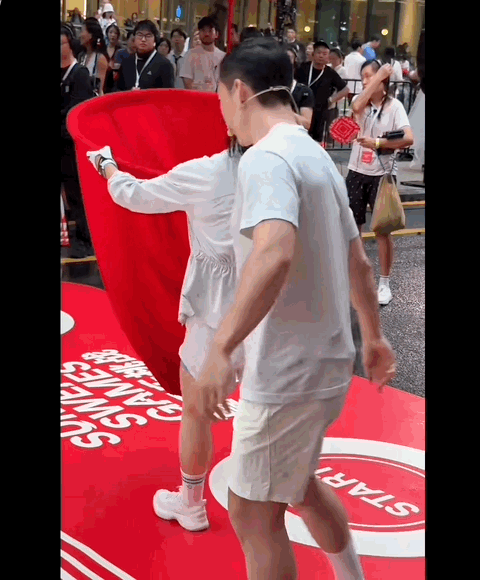 贾玲，已判若两人（组图） - 2