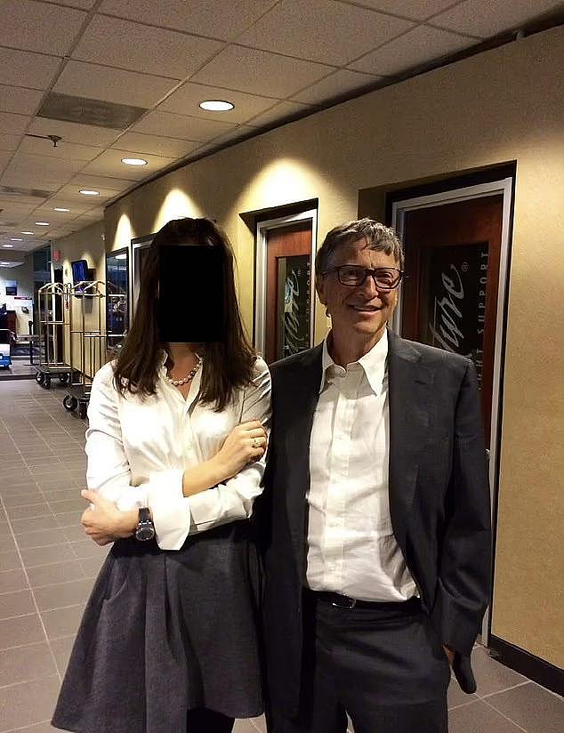 爱泼斯坦“恶魔岛”明码标价多国美女？盖茨揽女伴新照流出，多位亿万富翁首公开（组图） - 11
