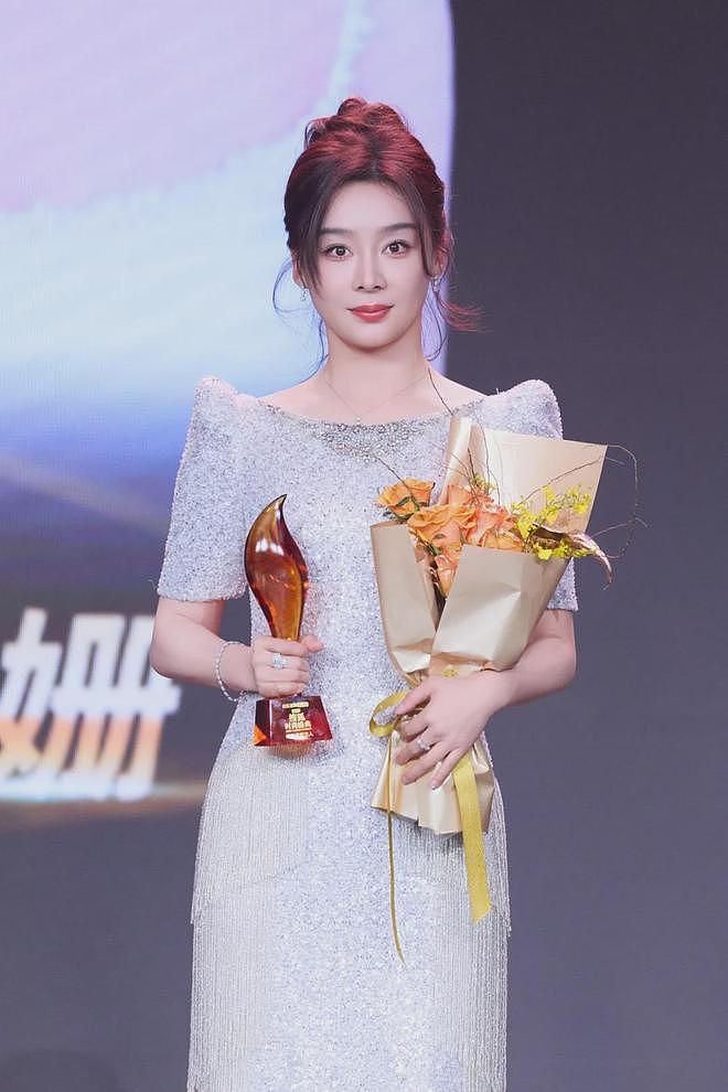 搜狐红毯谁赢了？75岁刘晓庆状态震撼全家，和胡兵走创意秀场绝了（组图） - 21