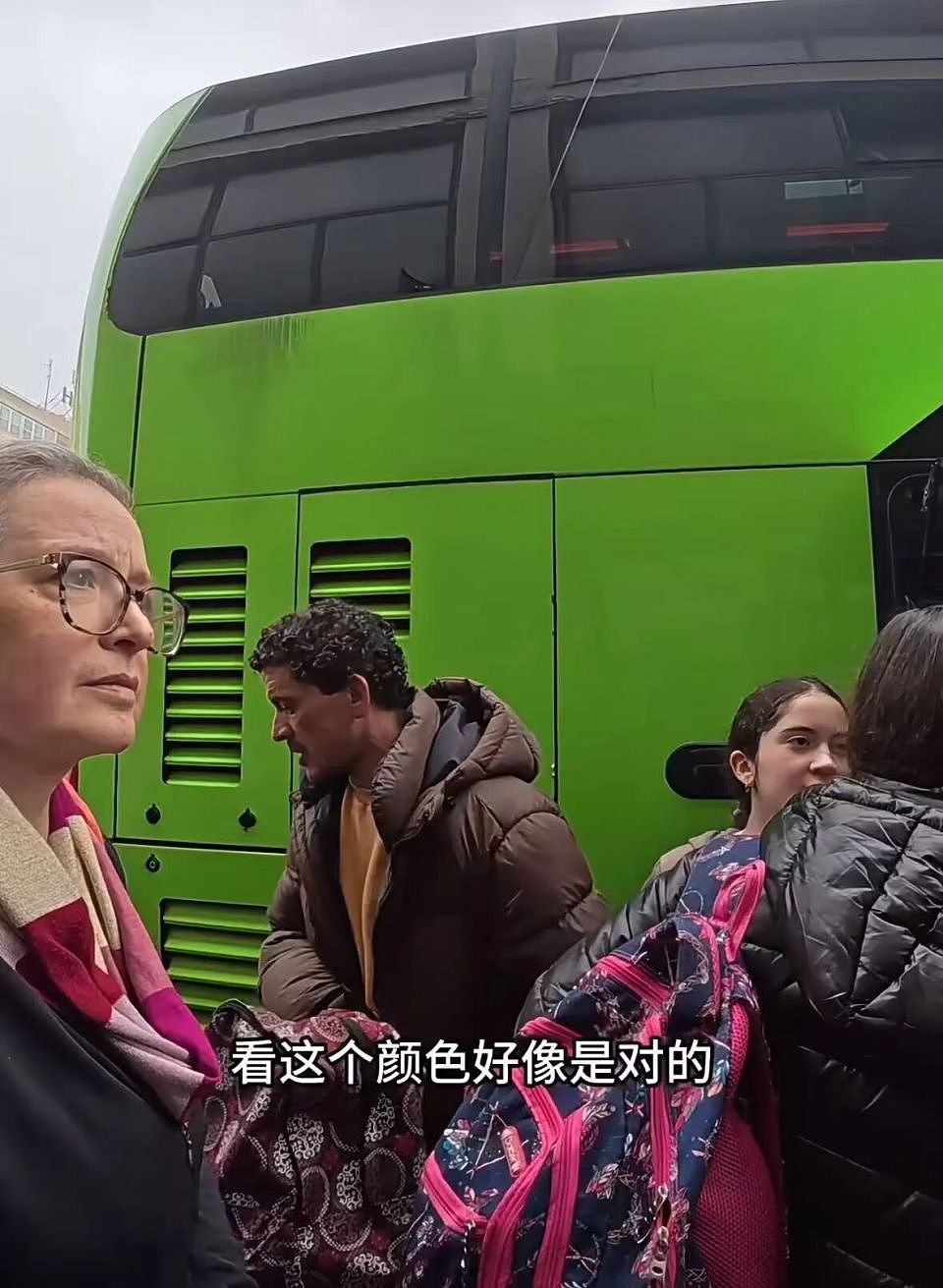 中国小伙在意大利等大巴时自言自语，被当地阿姨用中文接话；网友：她学这么久终于能露一手（视频/组图） - 3