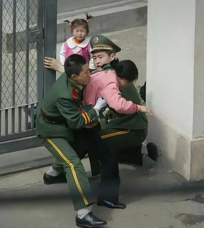 当年这张沈阳照轰动世界，朝鲜女孩一家如今怎样（组图） - 1