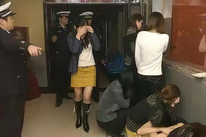 暗访中国多地私人影院,被推荐299元女孩陪侍套餐,可暴力撕丝袜带走过夜(组图) - 10