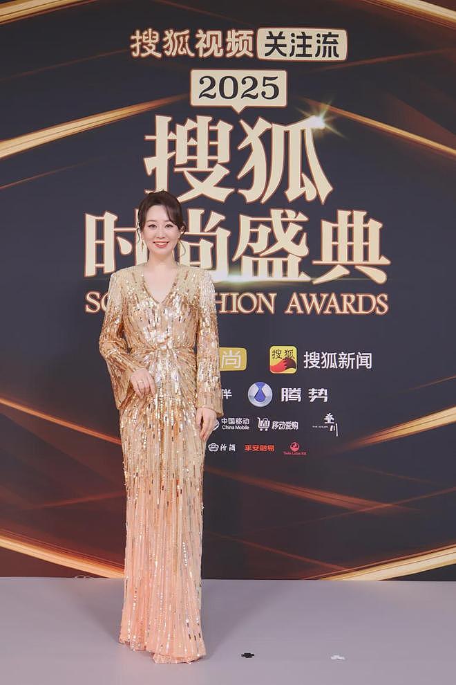 搜狐红毯谁赢了？75岁刘晓庆状态震撼全家，和胡兵走创意秀场绝了（组图） - 24