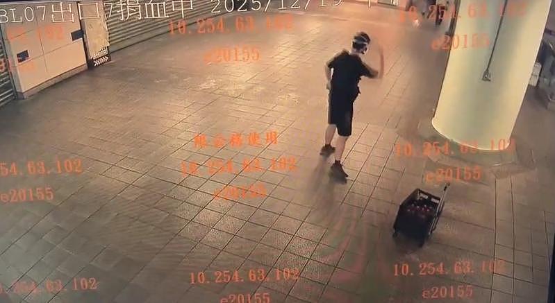 台北随机砍人案凶嫌准备了53瓶汽油弹、5个汽油桶、17颗烟雾弹（图） - 1