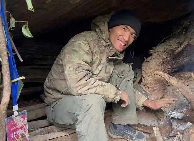 特种兵荒野求生30日：生吃蚯蚓补充蛋白质，没有盐双脚开始麻木（组图） - 4