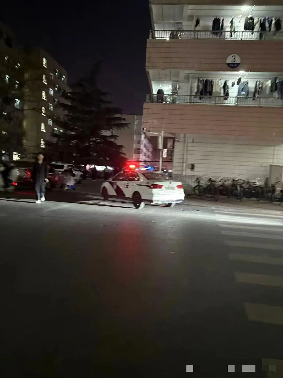 女大学生偷外卖吃到排泄物后猛踹外卖柜，加料过程和监控曝光正脸后被群嘲（组图） - 5