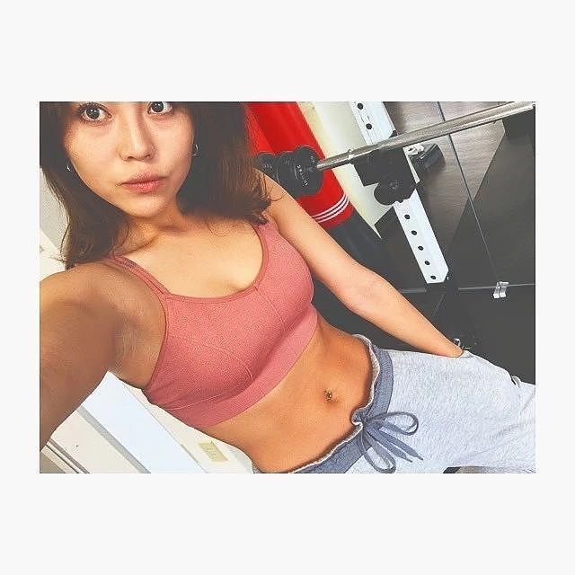 【美女】岛国妹子街头“内衣外露”被采访,网友扒出她的性感翘臀照,这身材你喜欢吗?(组图) - 6