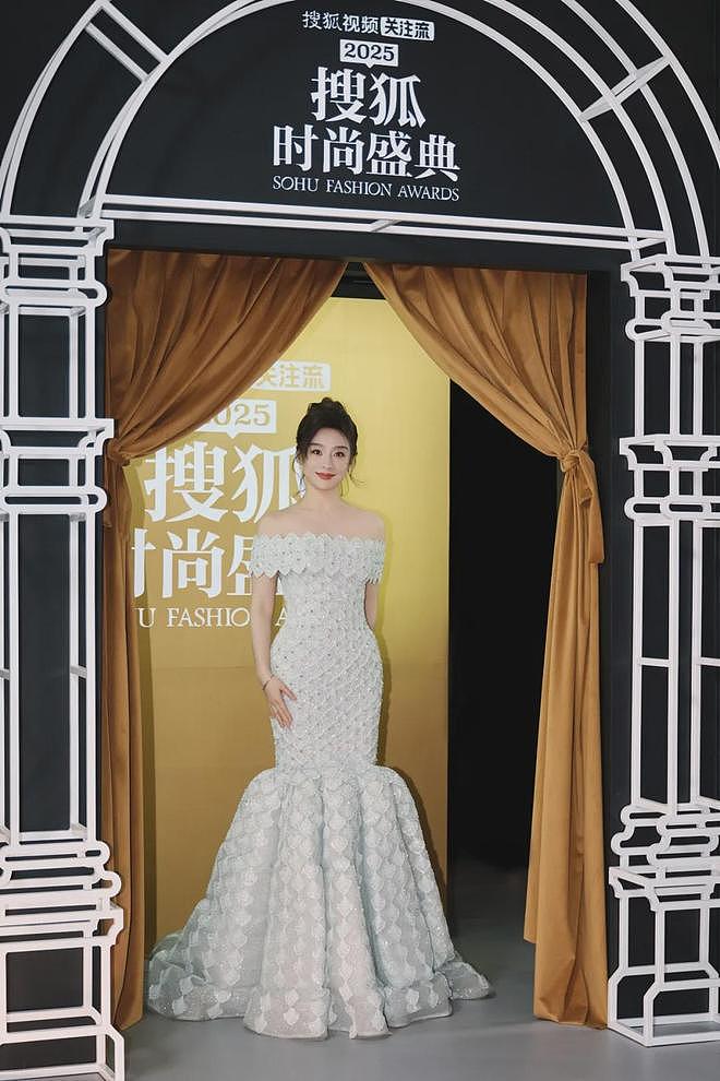 搜狐红毯谁赢了？75岁刘晓庆状态震撼全家，和胡兵走创意秀场绝了（组图） - 20