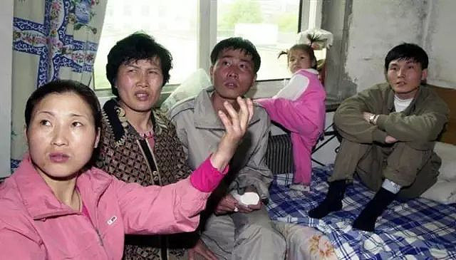 当年这张沈阳照轰动世界，朝鲜女孩一家如今怎样（组图） - 2
