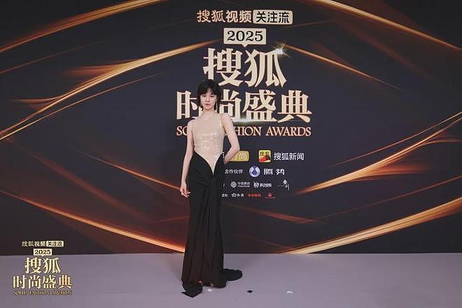 搜狐红毯谁赢了？75岁刘晓庆状态震撼全家，和胡兵走创意秀场绝了（组图） - 22