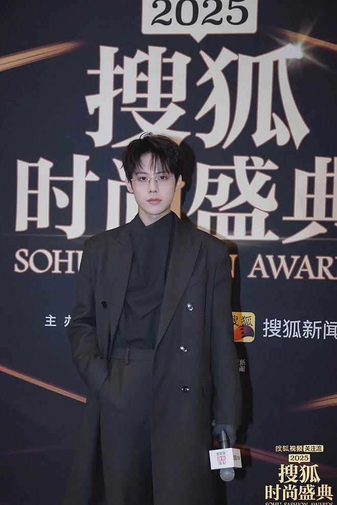 搜狐红毯谁赢了？75岁刘晓庆状态震撼全家，和胡兵走创意秀场绝了（组图） - 50