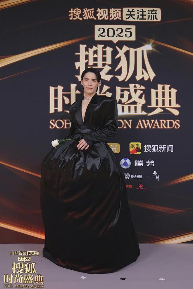 搜狐红毯谁赢了？75岁刘晓庆状态震撼全家，和胡兵走创意秀场绝了（组图） - 37