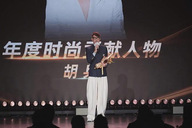 搜狐红毯谁赢了？75岁刘晓庆状态震撼全家，和胡兵走创意秀场绝了（组图） - 32
