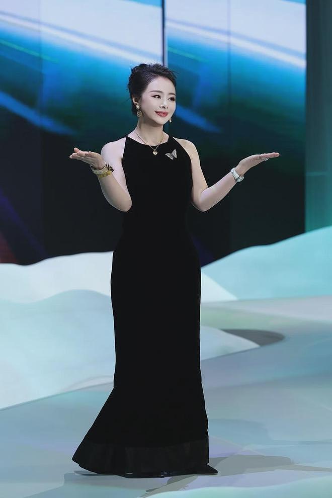 搜狐红毯谁赢了？75岁刘晓庆状态震撼全家，和胡兵走创意秀场绝了（组图） - 8