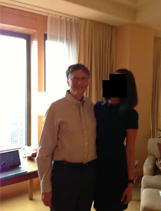 爱泼斯坦“恶魔岛”明码标价多国美女？盖茨揽女伴新照流出，多位亿万富翁首公开（组图） - 12