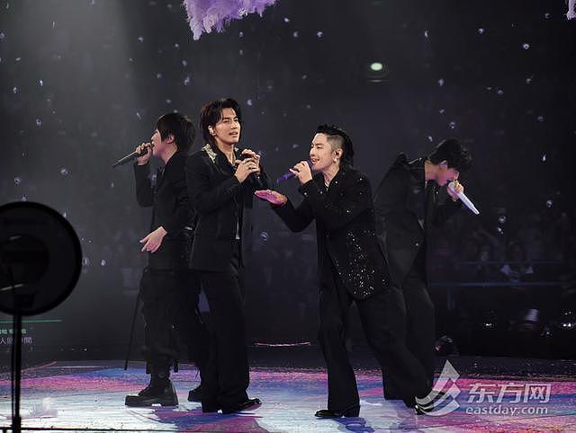 “F3+阿信”申城首场演唱会火爆：万张票秒光、包厢全开，青春“双担”坐满梅奔（组图） - 1