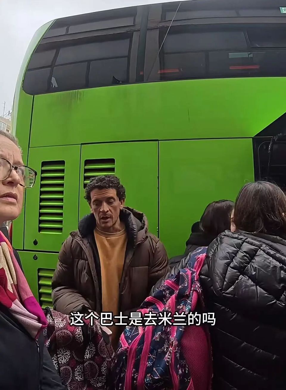 中国小伙在意大利等大巴时自言自语，被当地阿姨用中文接话；网友：她学这么久终于能露一手（视频/组图） - 2