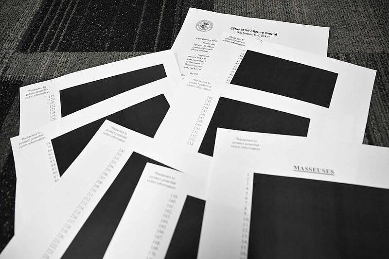 艾普斯坦档案解密变“涂黑秀”!受害者气炸:都在保护权贵男人(组图) - 1