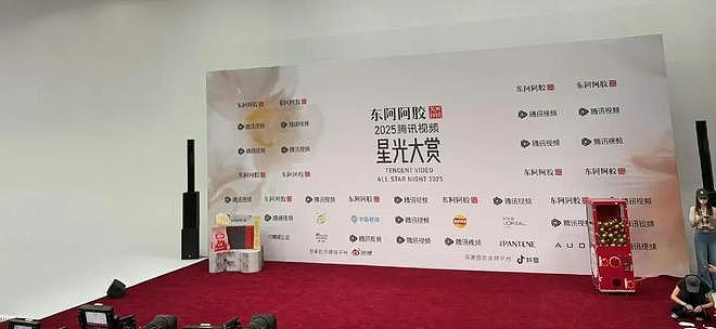 星光大赏太尴尬！抢话挡镜头，念错字场地还小，被嘲是灯光小赏（组图） - 29