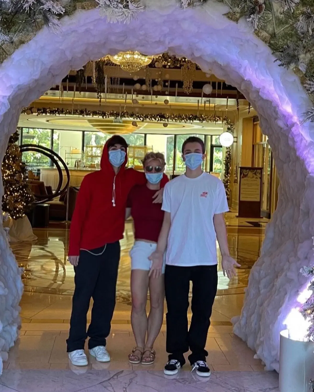 布兰妮状态再恶化?携神秘男伴度假,披头散发像梦游?(组图) - 18