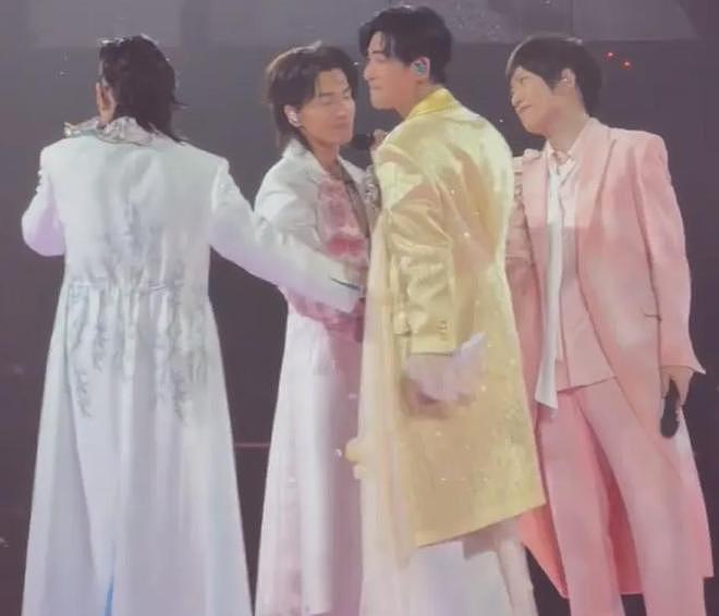 F3演唱会还是不行,被吐槽不伦不类像割韭菜拼盘,阿信乱入串台(组图) - 14