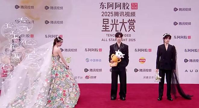 星光大赏太尴尬！抢话挡镜头，念错字场地还小，被嘲是灯光小赏（组图） - 5