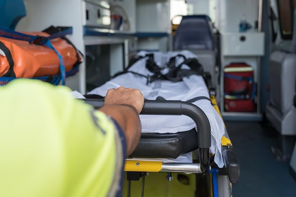 强烈要求小便,男子下救护车后坠亡,家属向医院索赔!法院判了(组图) - 1