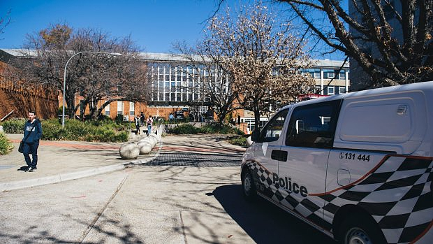 澳洲一大学生打伤老师和4名同学,被判无罪,后持刀捅伤2名女生,又是无罪(组图) - 7