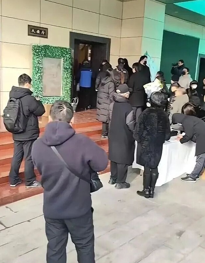 何晴去世后,许亚军与刘威两位前任未发声,廖京生评论区沦陷(组图) - 11