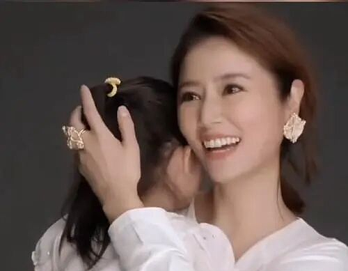 林心如首晒女儿近照！引全网热议：确实像霍建华……（组图） - 8